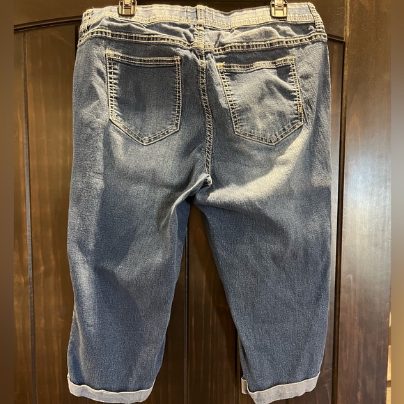Ariya, Jean capris, size 14 - Picture 3 of 3